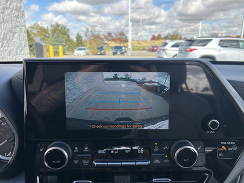 Certified 2024 Toyota Highlander XLE image 28