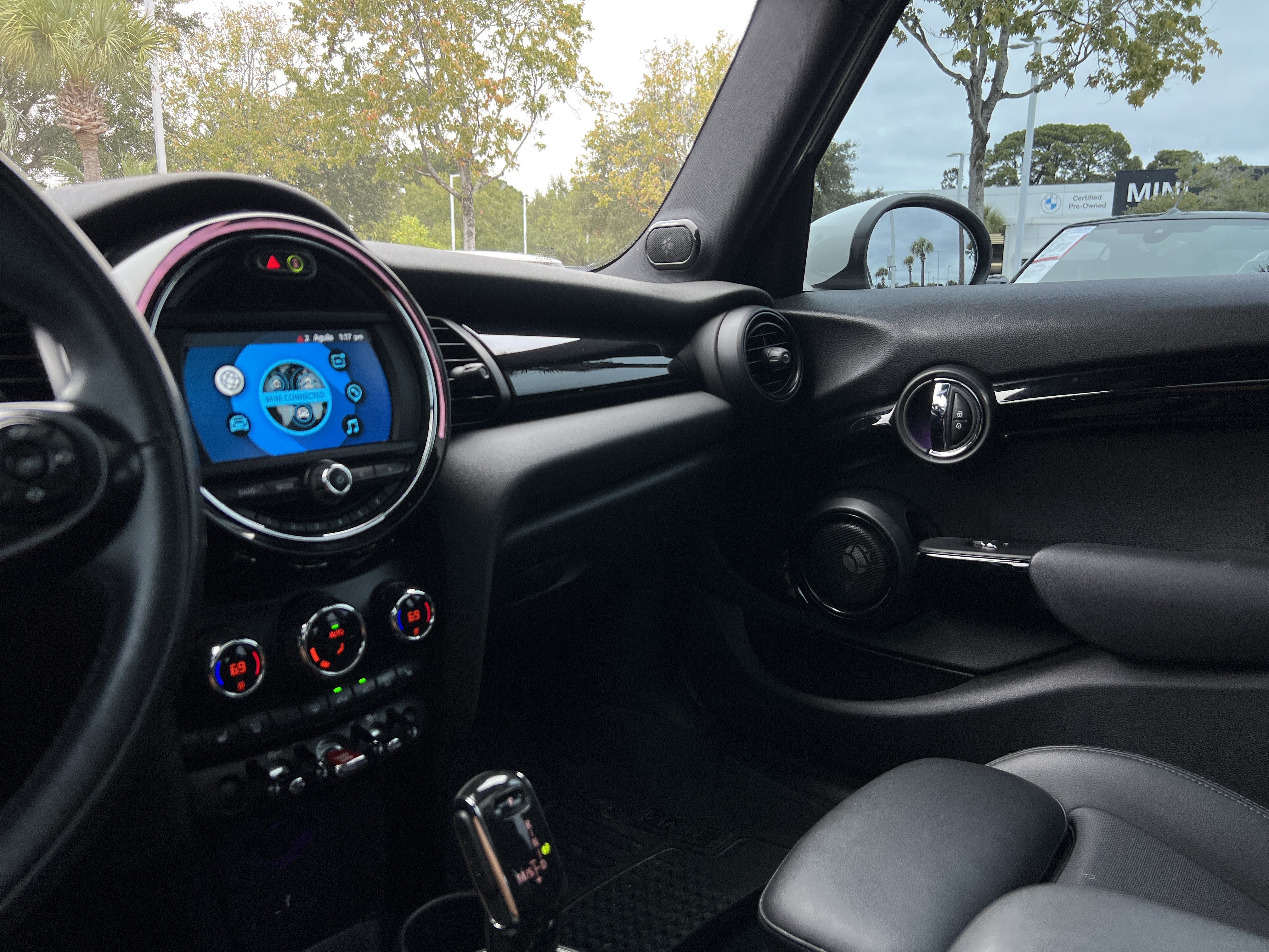 Used 2020 MINI Cooper 4-Door Hardtop w/ Premium Package FWD image 29