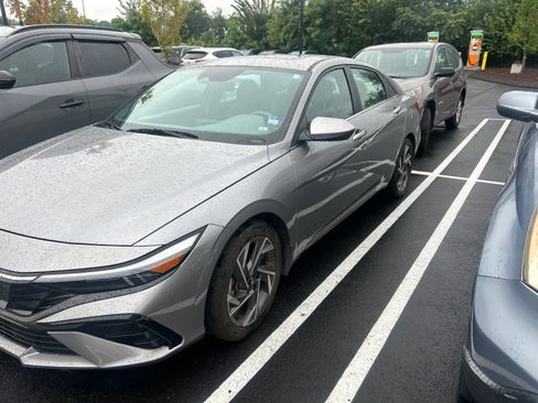 Used 2024 Hyundai Elantra SEL w/ Convenience Package FWD image 2
