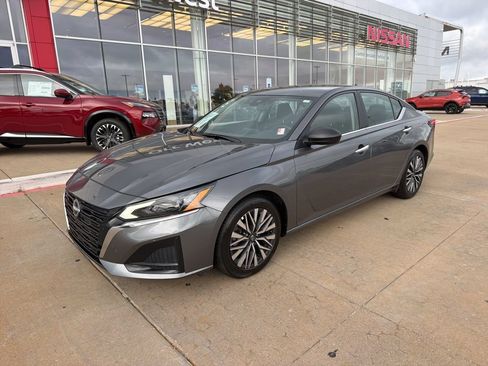 Used 2025 Nissan Altima 2.5 SV FWD image 1