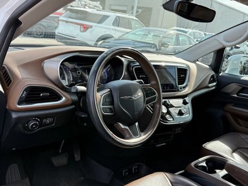 Used 2018 Chrysler Pacifica Limited FWD image 4