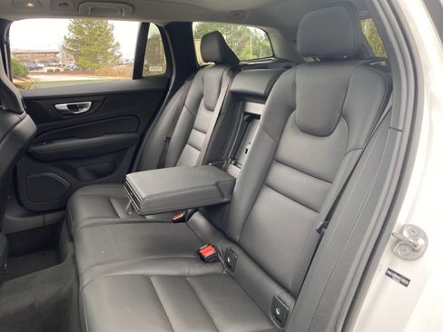 Used 2025 Volvo V60 B5 Cross Country Plus image 9