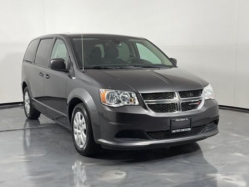 Used 2020 Dodge Grand Caravan SE FWD image 3