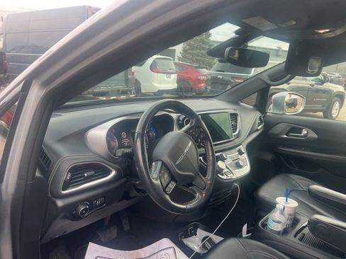 Used 2021 Chrysler Pacifica Touring-L w/ Uconnect Theater Family Group image 2