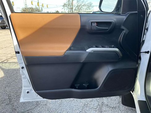 Certified 2019 Toyota Tacoma SR5 image 18