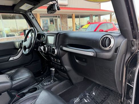 Used 2017 Jeep Wrangler Unlimited Sahara w/ Connectivity Group image 21