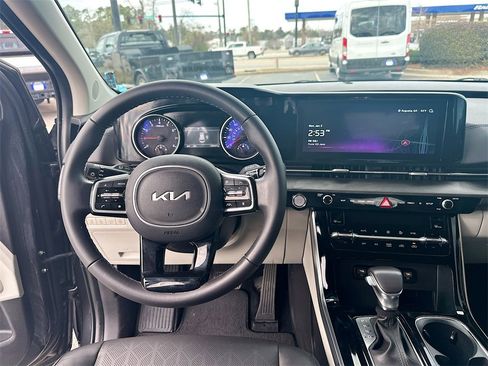 Used 2024 Kia Carnival EX image 19