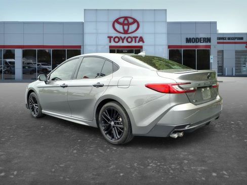 Used 2025 Toyota Camry SE w/ Convenience Package FWD image 3