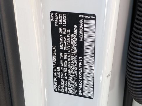 Certified 2025 Porsche Cayenne AWD/4WD image 36