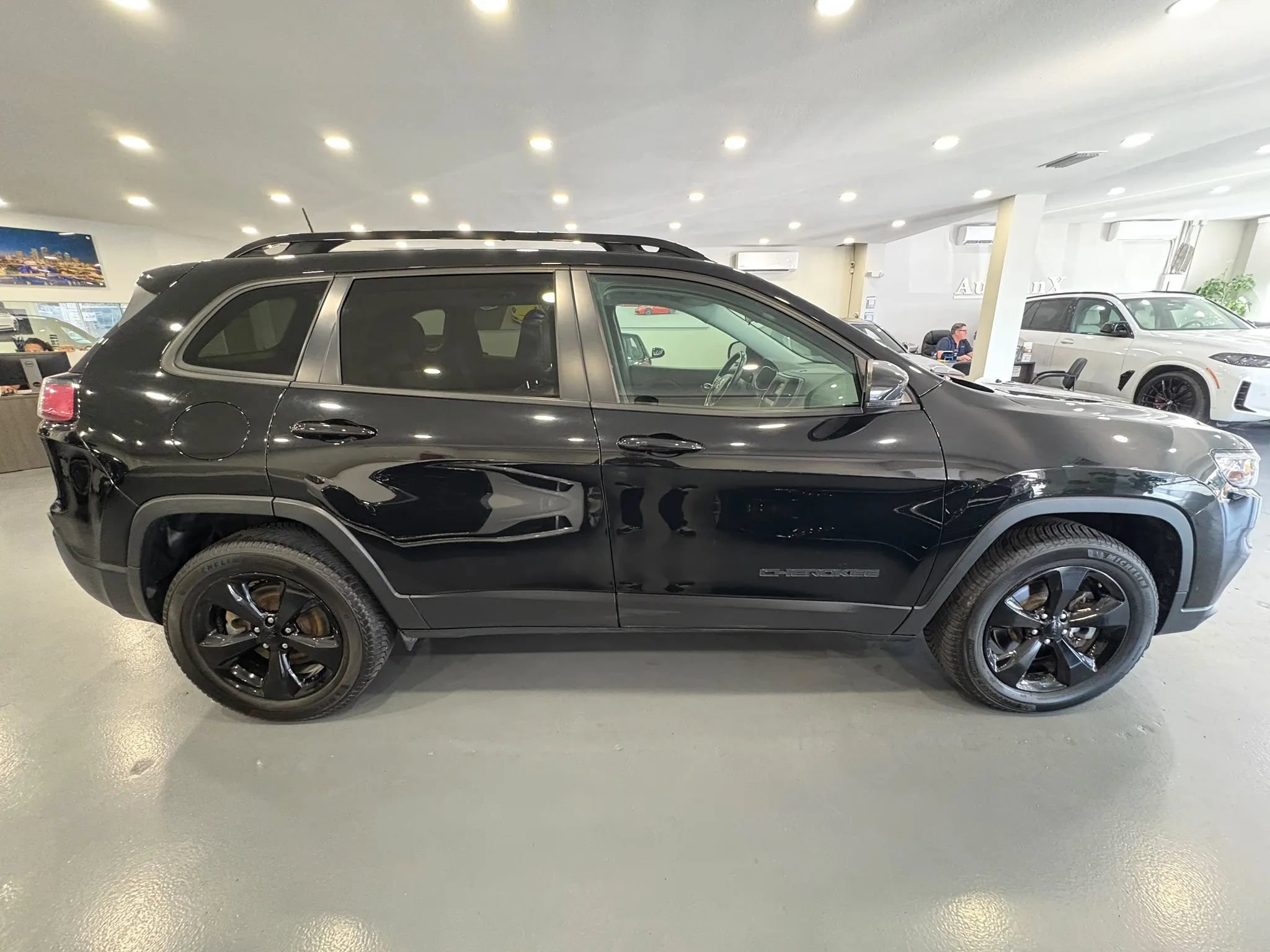Used 2020 Jeep Cherokee Latitude Plus AWD/4WD image 8