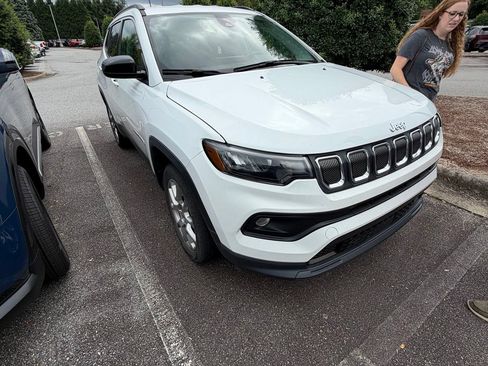Used 2022 Jeep Compass Latitude AWD/4WD image 2