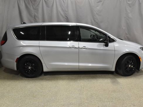 Certified 2024 Chrysler Pacifica Touring-L image 3