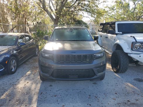 Used 2024 Jeep Grand Cherokee Altitude image 2