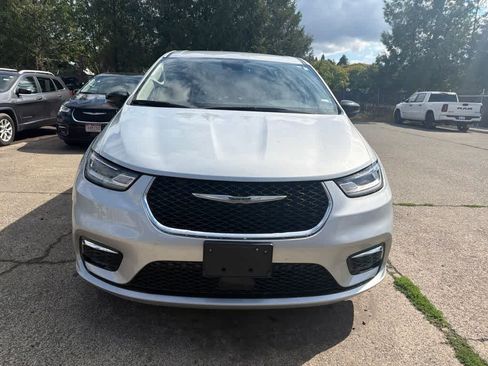 Used 2024 Chrysler Pacifica Touring-L FWD image 2
