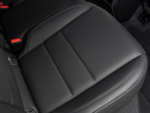 Certified 2026 Porsche Macan 4 Electric AWD/4WD image 37