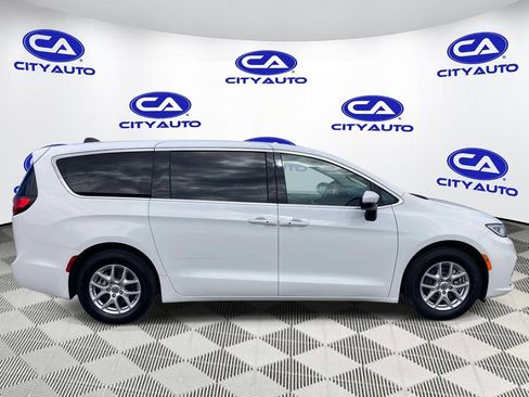 Used 2023 Chrysler Pacifica Touring-L FWD image 3