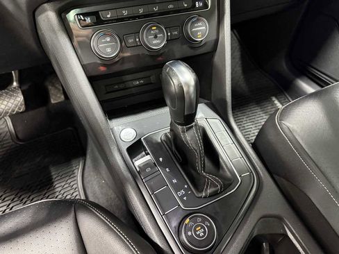 Used 2021 Volkswagen Tiguan SE w/ Panoramic Sunroof Package image 31