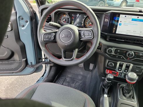 Used 2024 Jeep Wrangler Rubicon w/ Technology Group AWD/4WD image 15