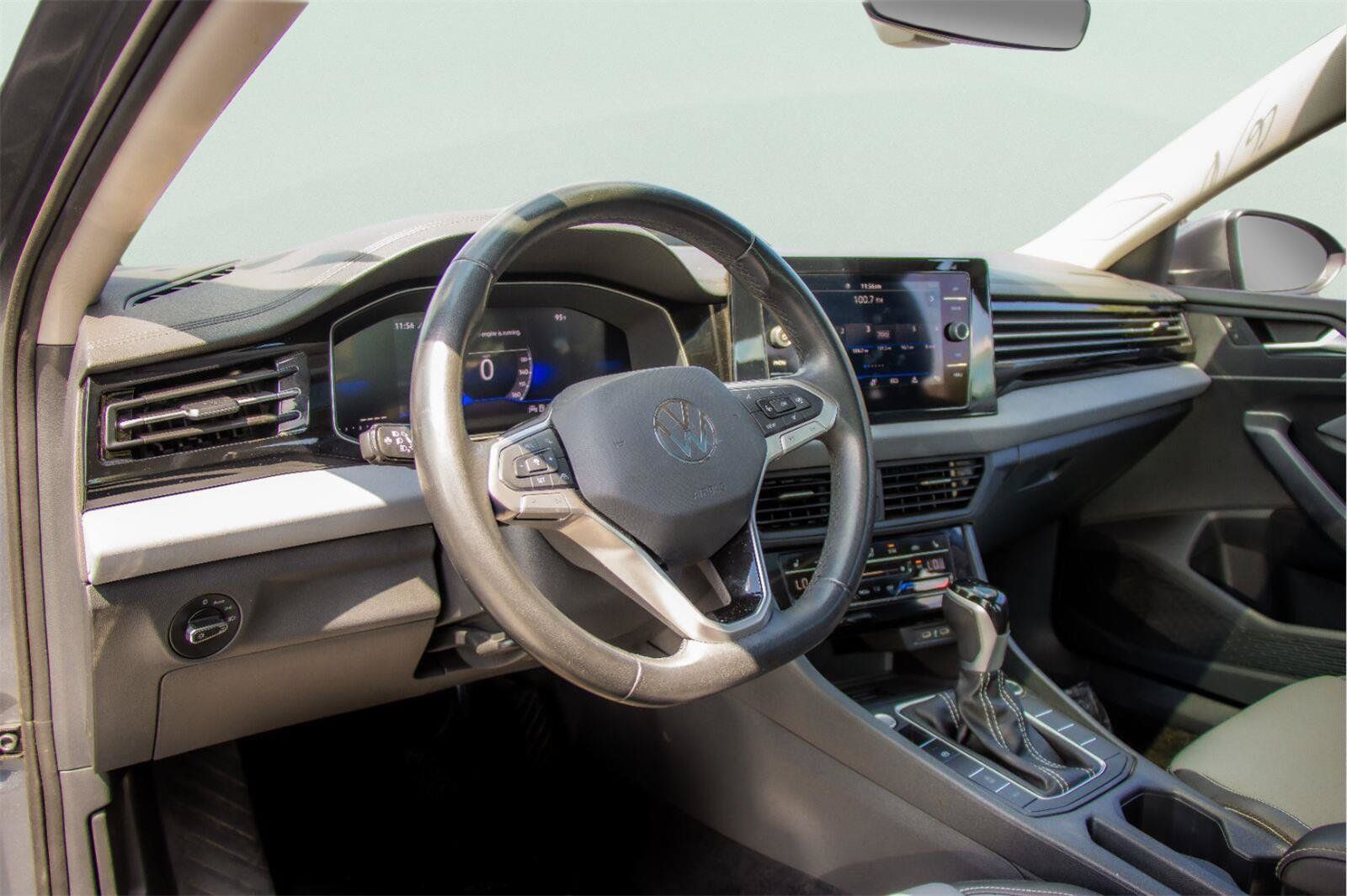 Used 2025 Volkswagen Jetta SE FWD image 6