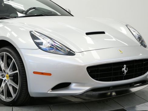 Used 2011 Ferrari California RWD image 48
