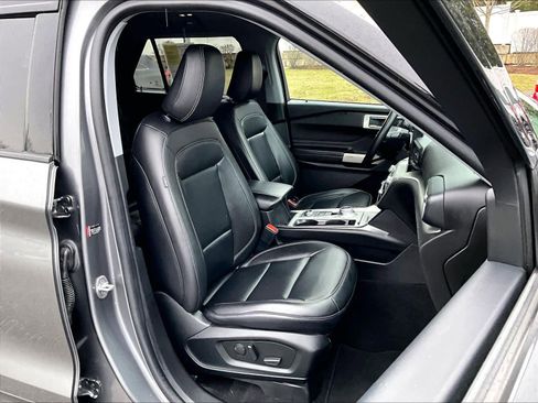 Used 2022 Ford Explorer XLT w/ Equipment Group 202A image 11