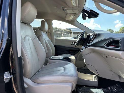 Used 2021 Chrysler Pacifica Touring-L FWD image 25
