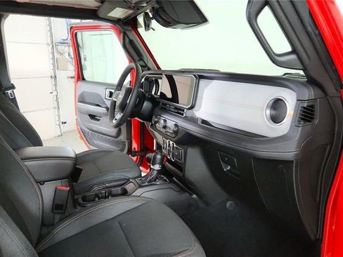 Used 2025 Jeep Wrangler Unlimited Sahara AWD/4WD image 21