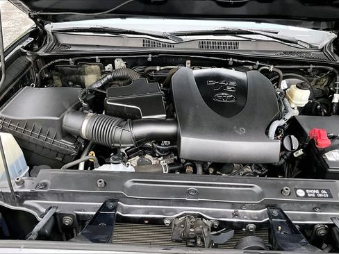Used 2018 Toyota Tacoma SR5 AWD/4WD image 31