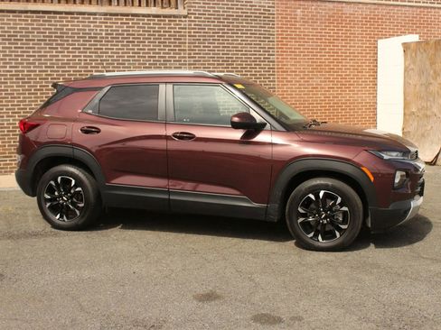 Used 2023 Chevrolet TrailBlazer LT image 2