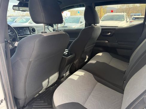 Used 2022 Toyota Tacoma TRD Off-Road image 17