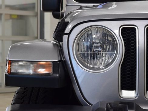 Used 2018 Jeep Wrangler Unlimited Sahara image 12