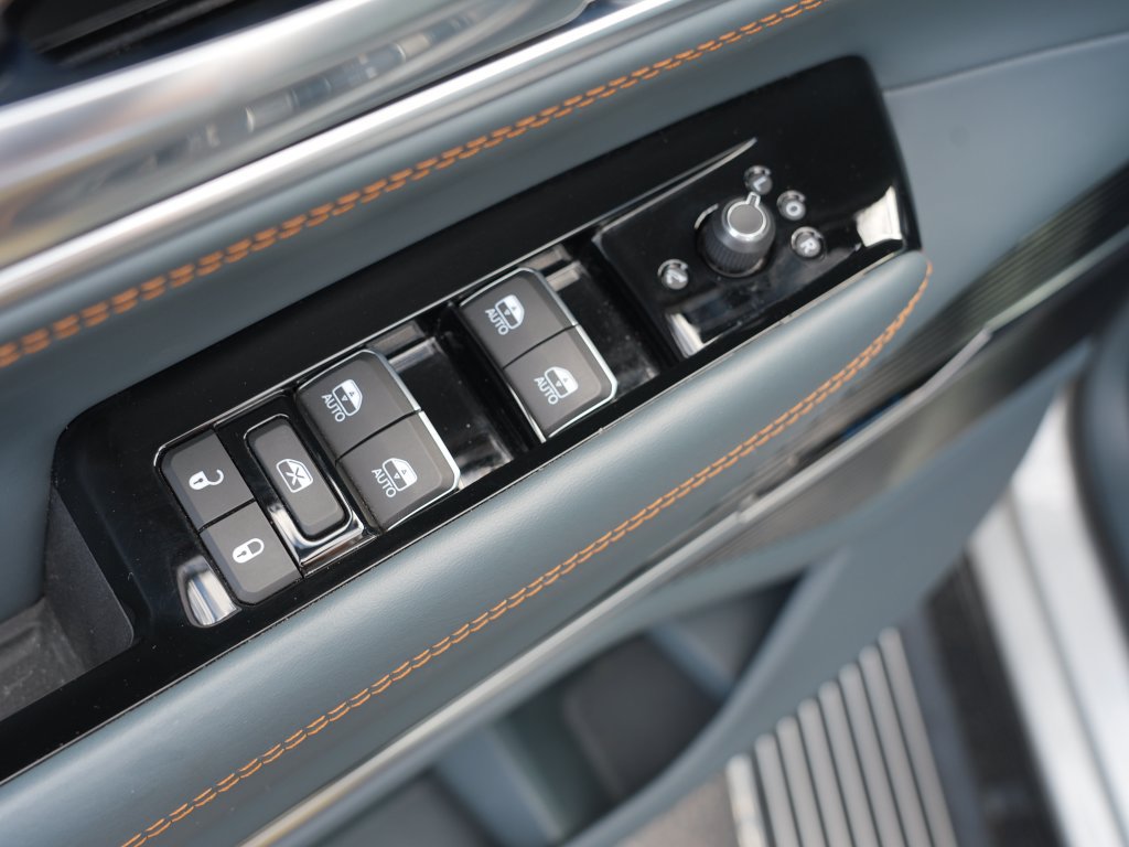 Used 2023 Jeep Grand Wagoneer Series III AWD/4WD image 18