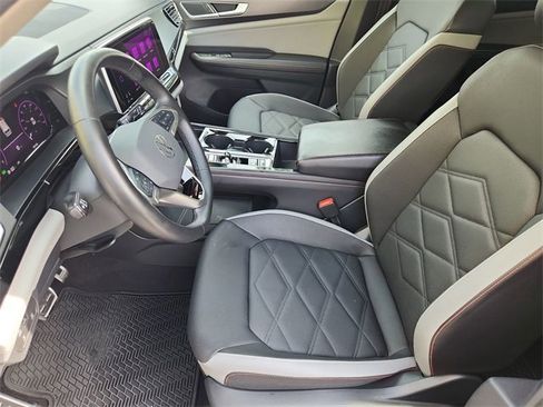 Used 2024 Volkswagen Atlas Peak Edition SE image 19