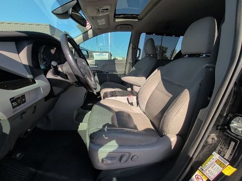 Used 2019 Toyota Sienna XLE w/ XLE Navigation Package FWD image 4
