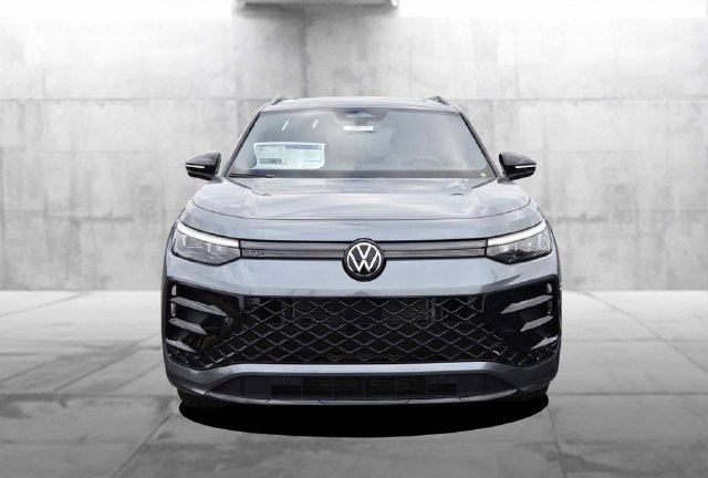New 2026 Volkswagen Tiguan SE R-Line AWD/4WD image 4