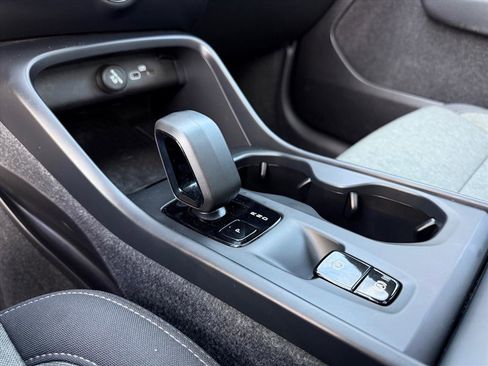 Used 2024 Volvo XC40 B5 Core image 24