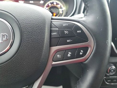 Used 2019 Jeep Cherokee Overland w/ Technology Group AWD/4WD image 26