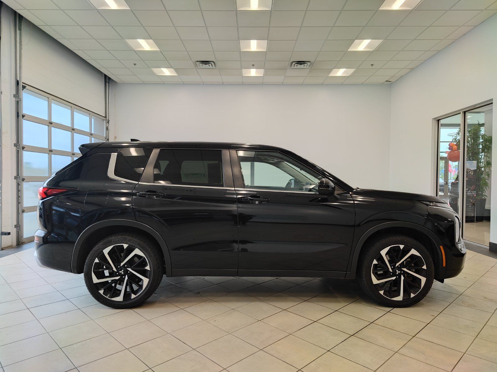 Used 2024 Mitsubishi Outlander SE Black Edition AWD/4WD image 2