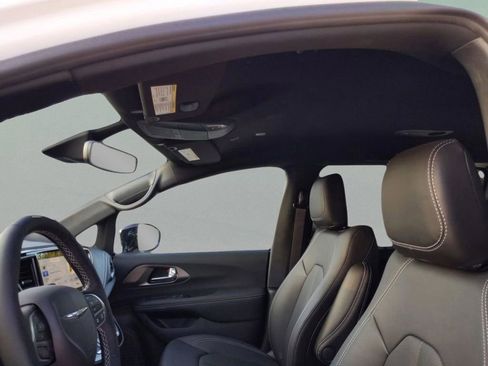 New 2026 Chrysler Pacifica Select image 15