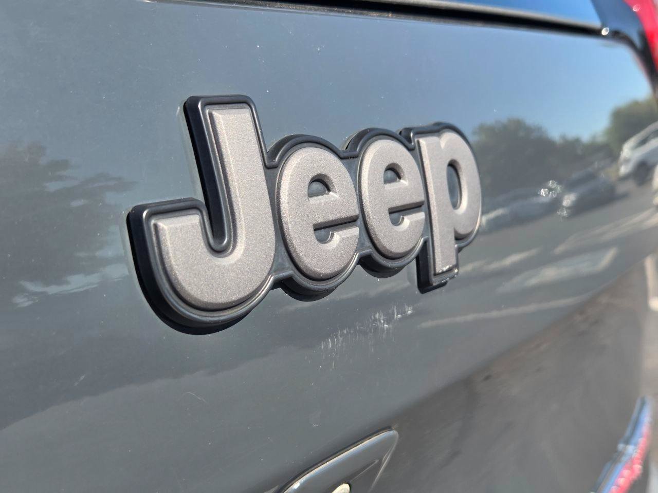 Used 2016 Jeep Cherokee Trailhawk w/ Comfort/Convenience Group AWD/4WD image 8