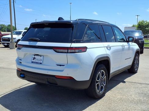 Used 2022 Jeep Grand Cherokee Trailhawk w/ Advanced Protech Group II AWD/4WD image 2