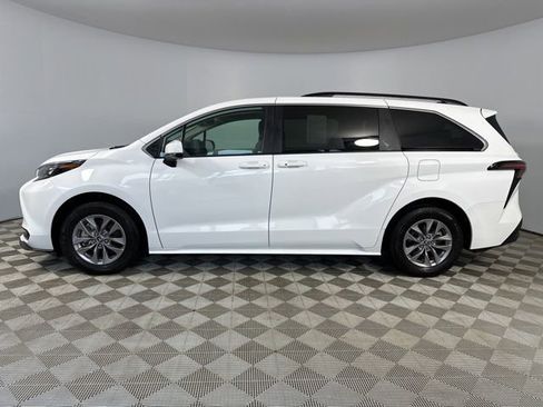 Used 2025 Toyota Sienna LE AWD/4WD image 4
