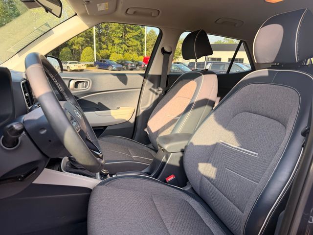 Used 2023 Hyundai Venue Limited FWD image 11