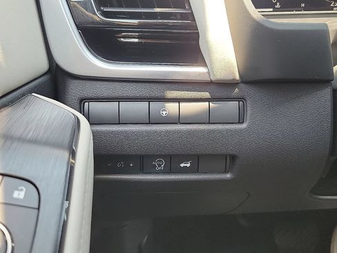 Used 2025 Nissan Rogue SL AWD/4WD image 14
