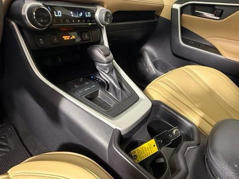 Used 2019 Toyota RAV4 XLE w/ Convenience Package FWD image 18