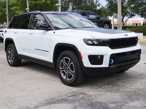 Used 2022 Jeep Grand Cherokee Trailhawk w/ Advanced Protech Group II AWD/4WD image 2