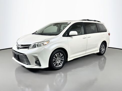 Used 2020 Toyota Sienna XLE w/ XLE Navigation Package FWD image 4