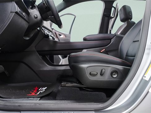 Used 2025 Chevrolet Traverse RS image 28