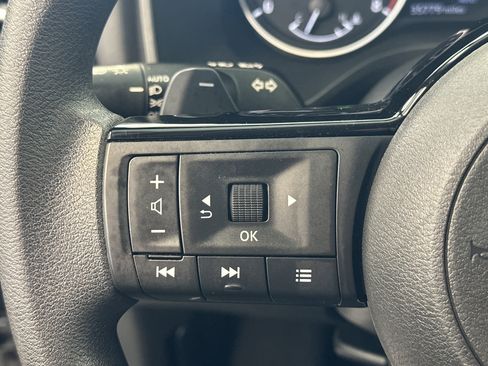 Used 2023 Nissan Rogue SV image 30