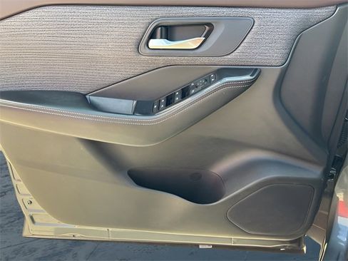 Used 2023 Nissan Rogue SV image 14